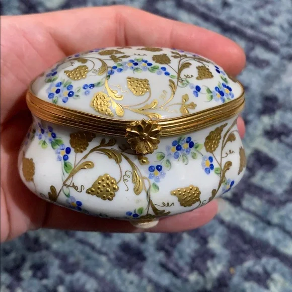 Vintage French Floral Ceramic very ornate Limoges trinket box w hinged lid - Picture 1 of 11